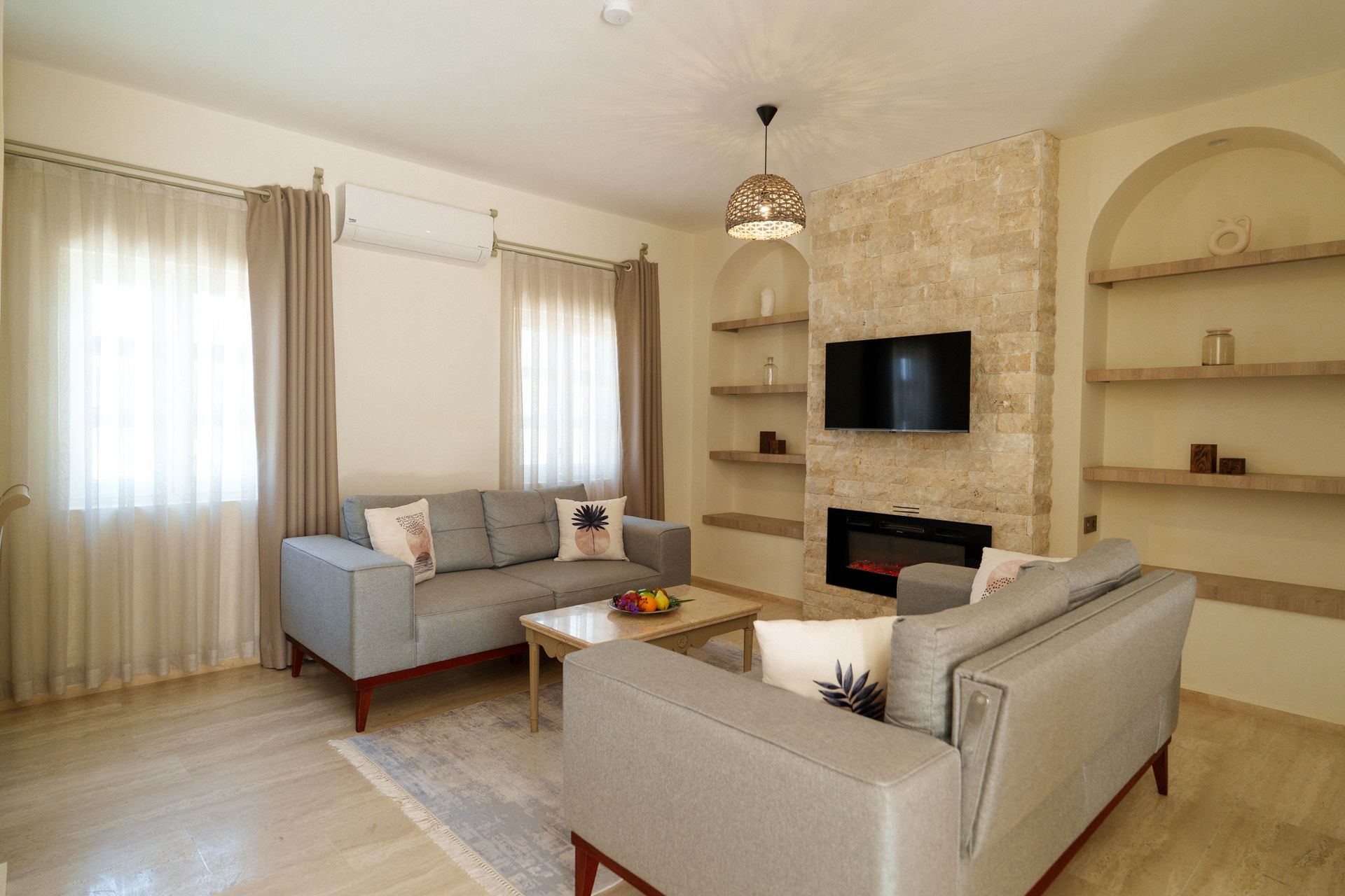 Ruins Luxury Resort'un modern tasarımlı, deniz ve havuz manzaralı deluxe odası