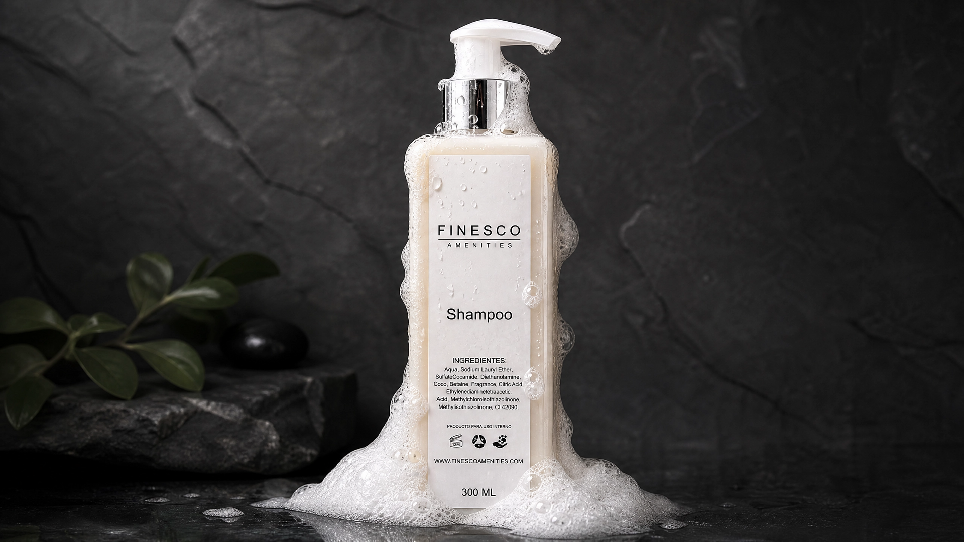 Frasco blanco con dosificador de loción o jabón, sumergido en líquido derramado sobre una superficie de piedra oscura, con fondo negro.
