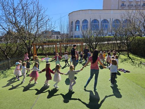 Una dintre curtile Liceului Montessori Cluj special pentru o grupa de gradinita Montessori. 