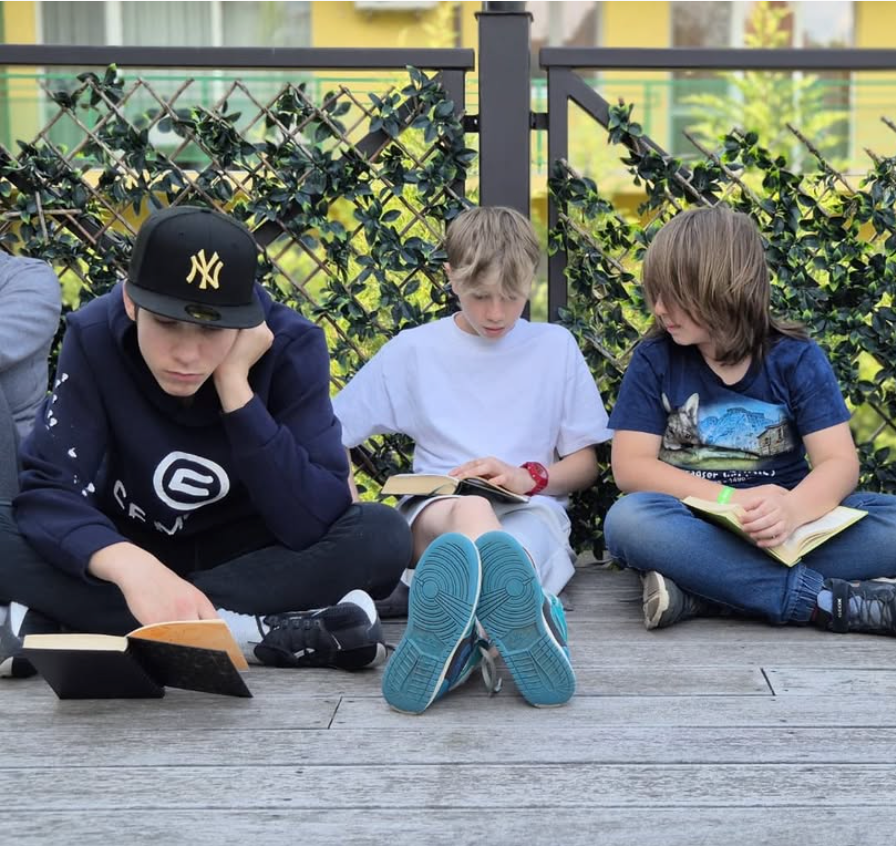 Un grup de adolescenti citind la clubul de lectura al Fundatiei Montessori Cluj.