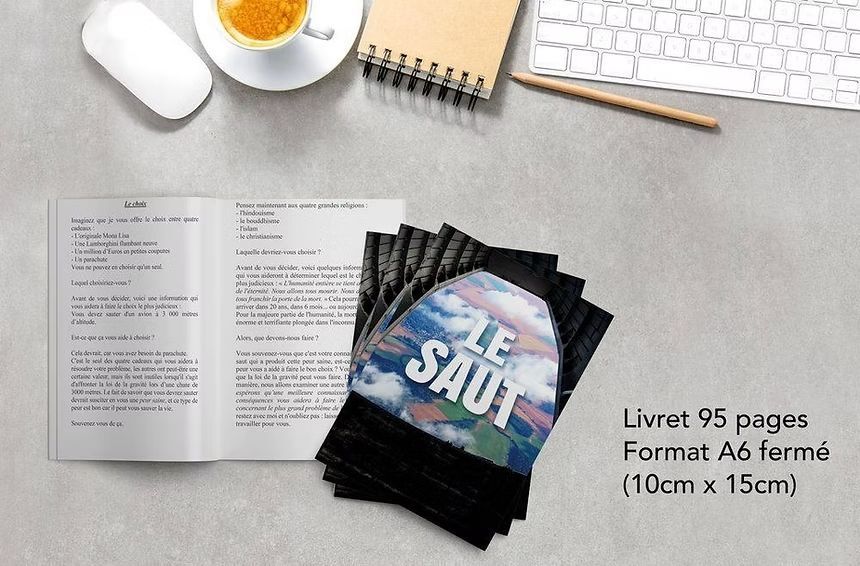 Un livre est ouvert sur une page qui dit le saut