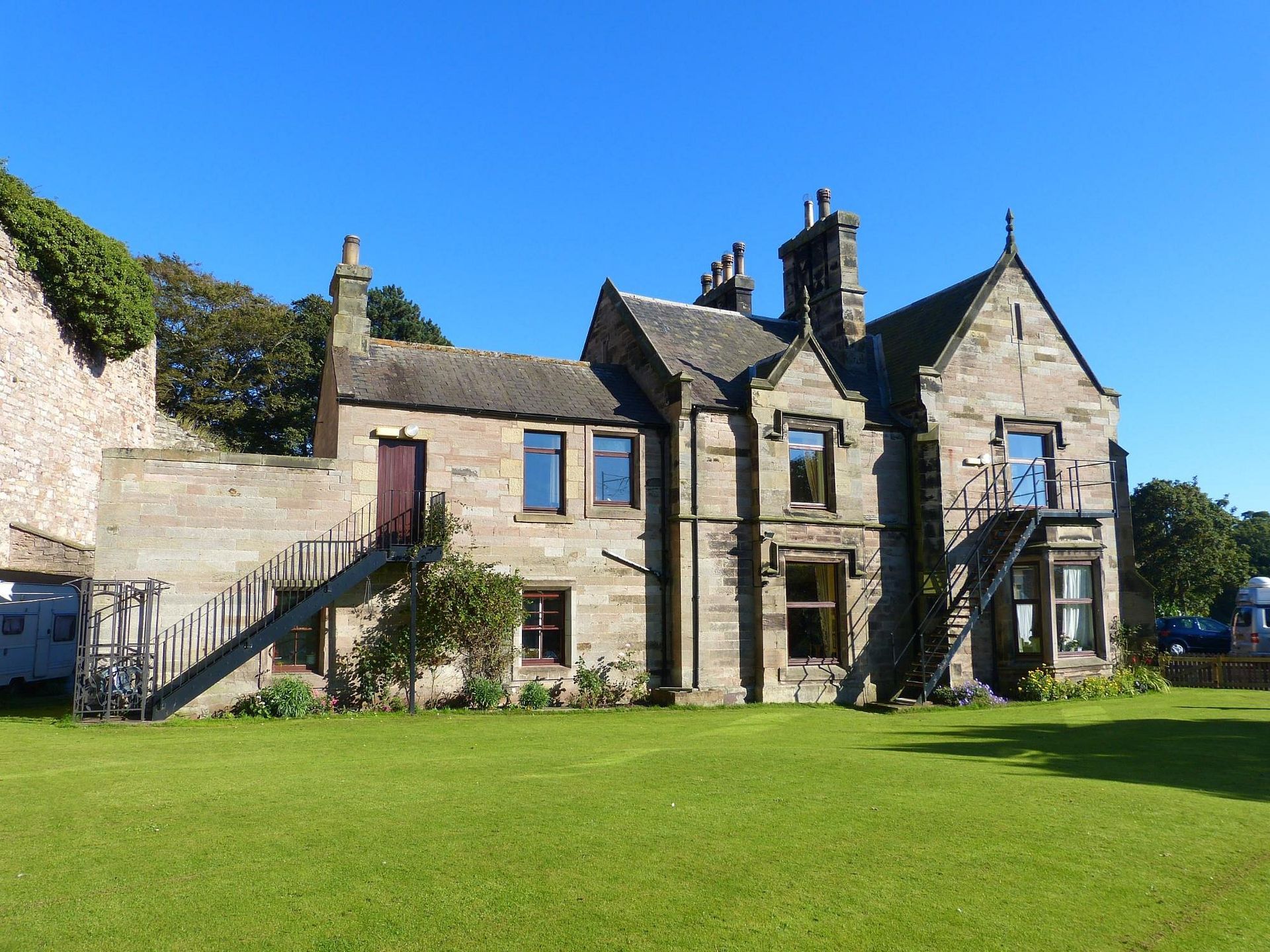 Side house and garden 