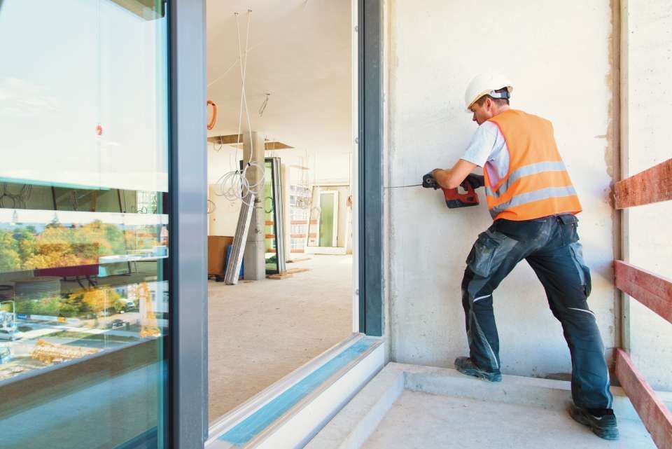  worker replacing the window
