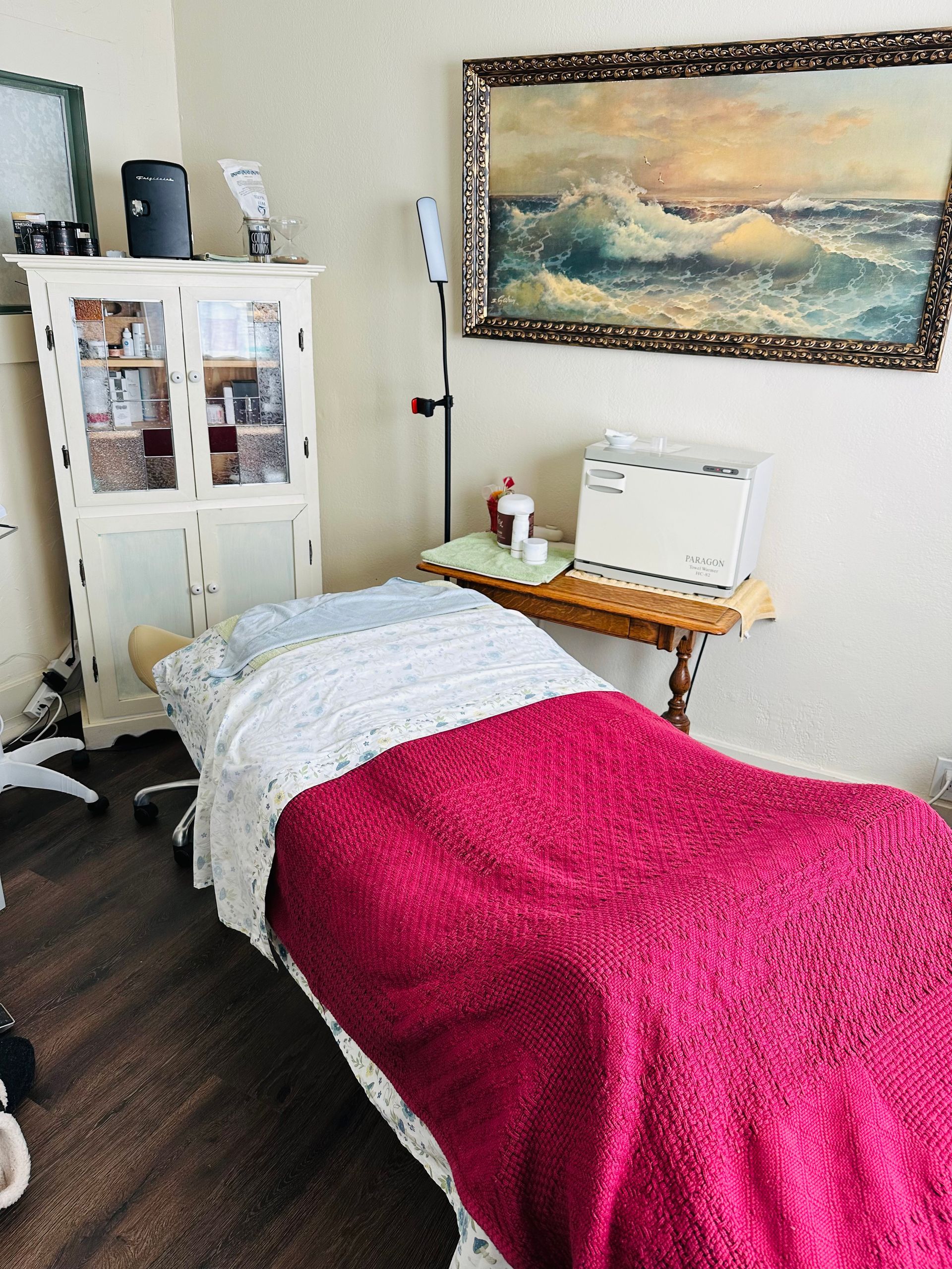 A room with a bed and a painting on the wall