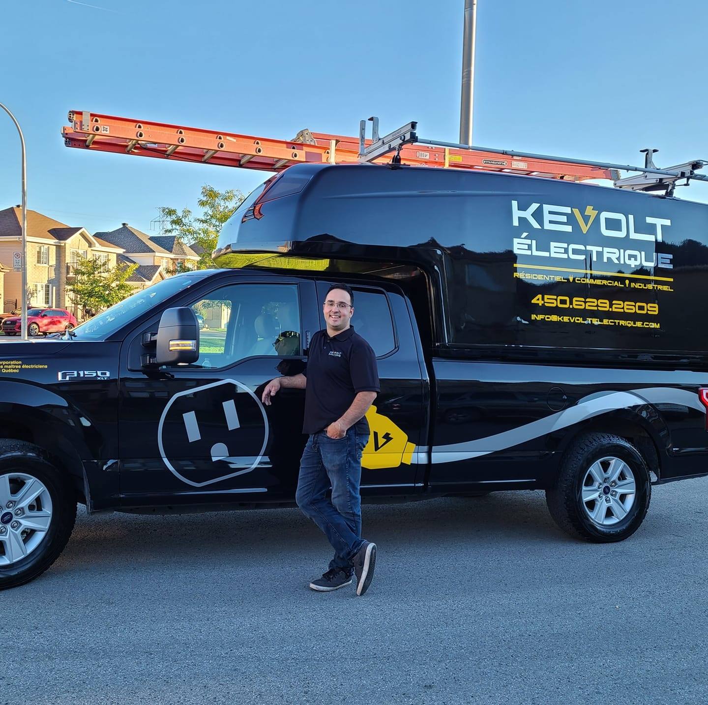 Un homme se tient devant un camion électrique kevolt