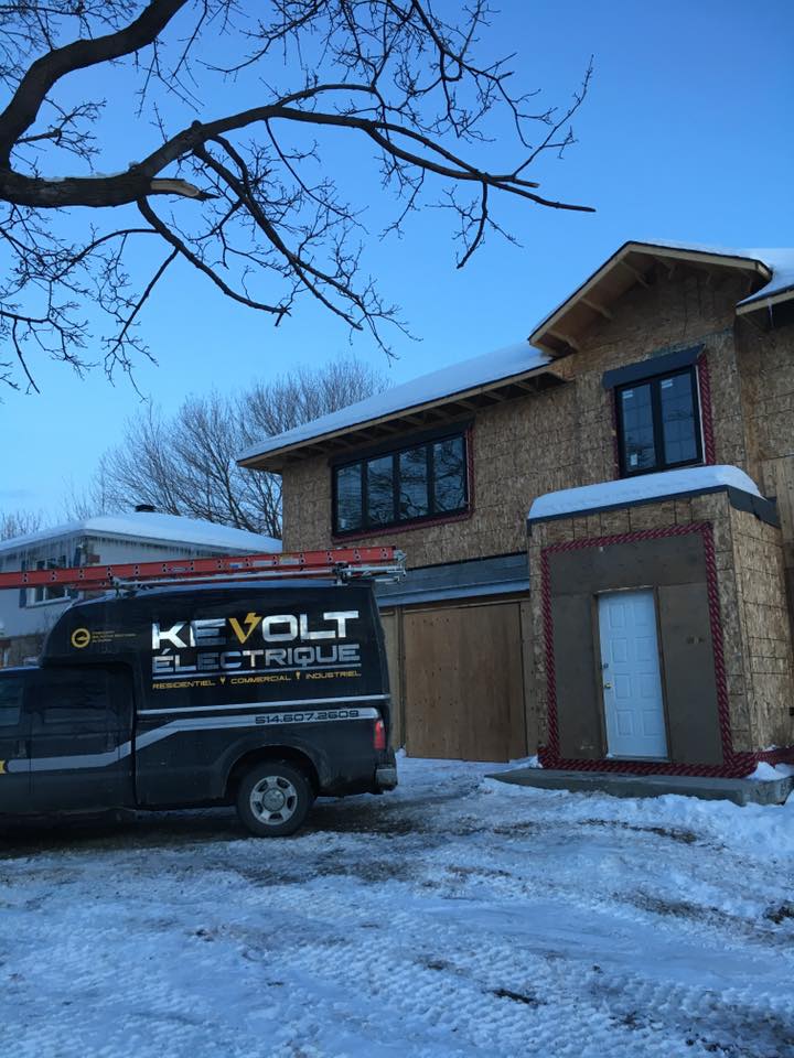 Un camion kf volt est garé devant une maison en construction