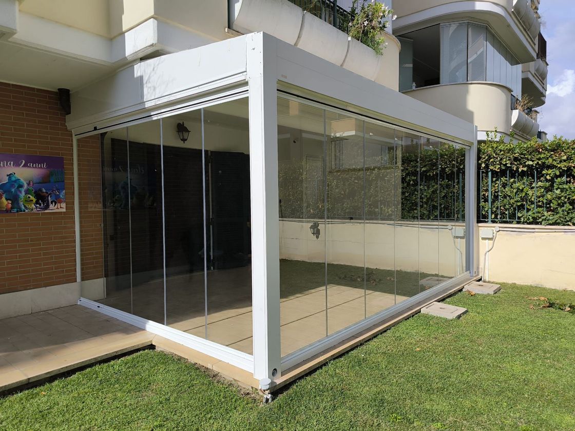 Terrazzo moderno con vetrata a pacchetto aperta