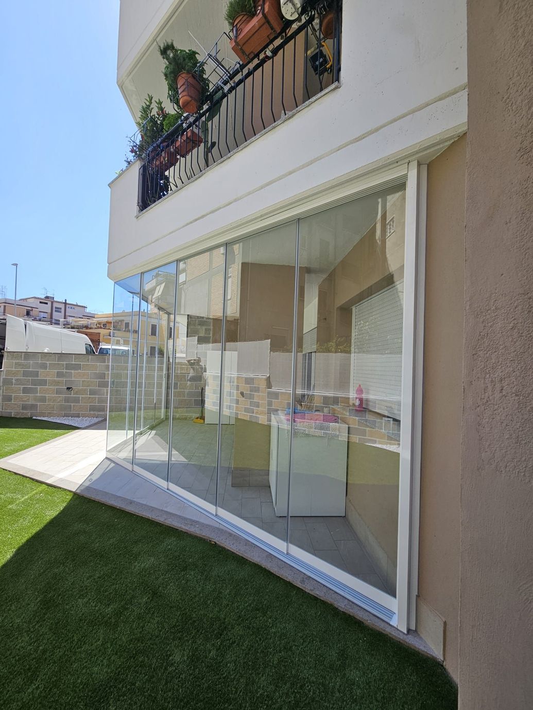 Balcone moderno con vetrate scorrevoli Mannucci