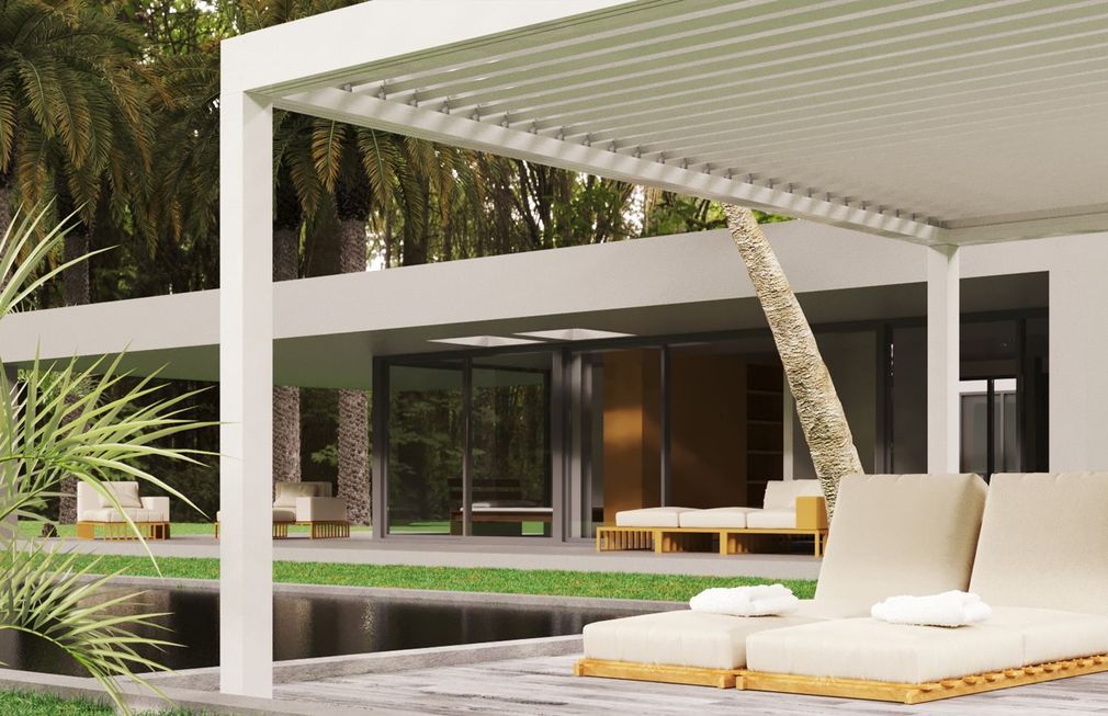 Pergola bioclimatica su giardino villa italiana