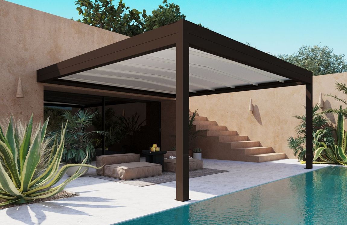 Pergola addossata su villa moderna
