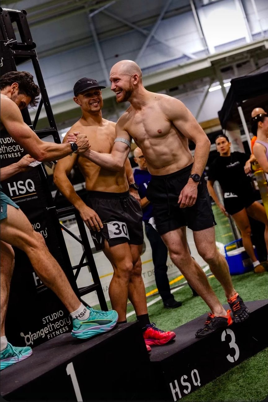 Athlètes réunis sur le podium lors de La Finale HSQ 2026 à Delson, une image de la compétition au sommet du demi-HYROX.