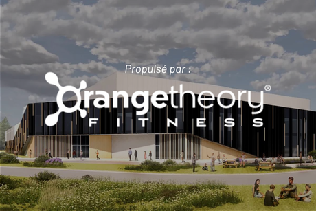 Une grande salle de sport remplie de nombreux équipements d'exercice.