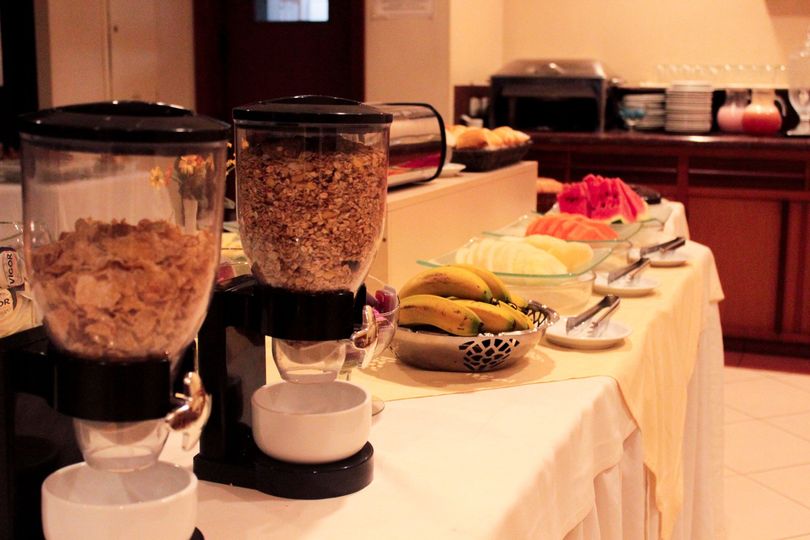Uma mesa de bufê com cereais e frutas