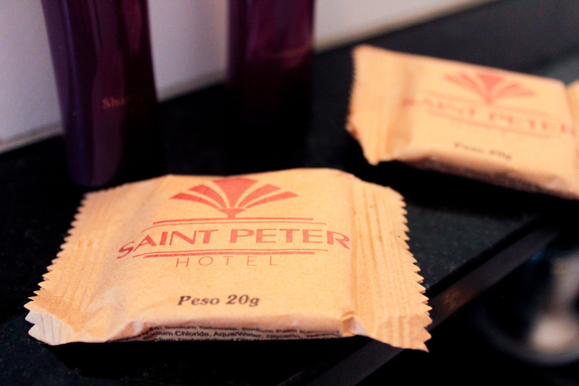 Dois pacotes de sabonete do hotel saint peter em um balcão