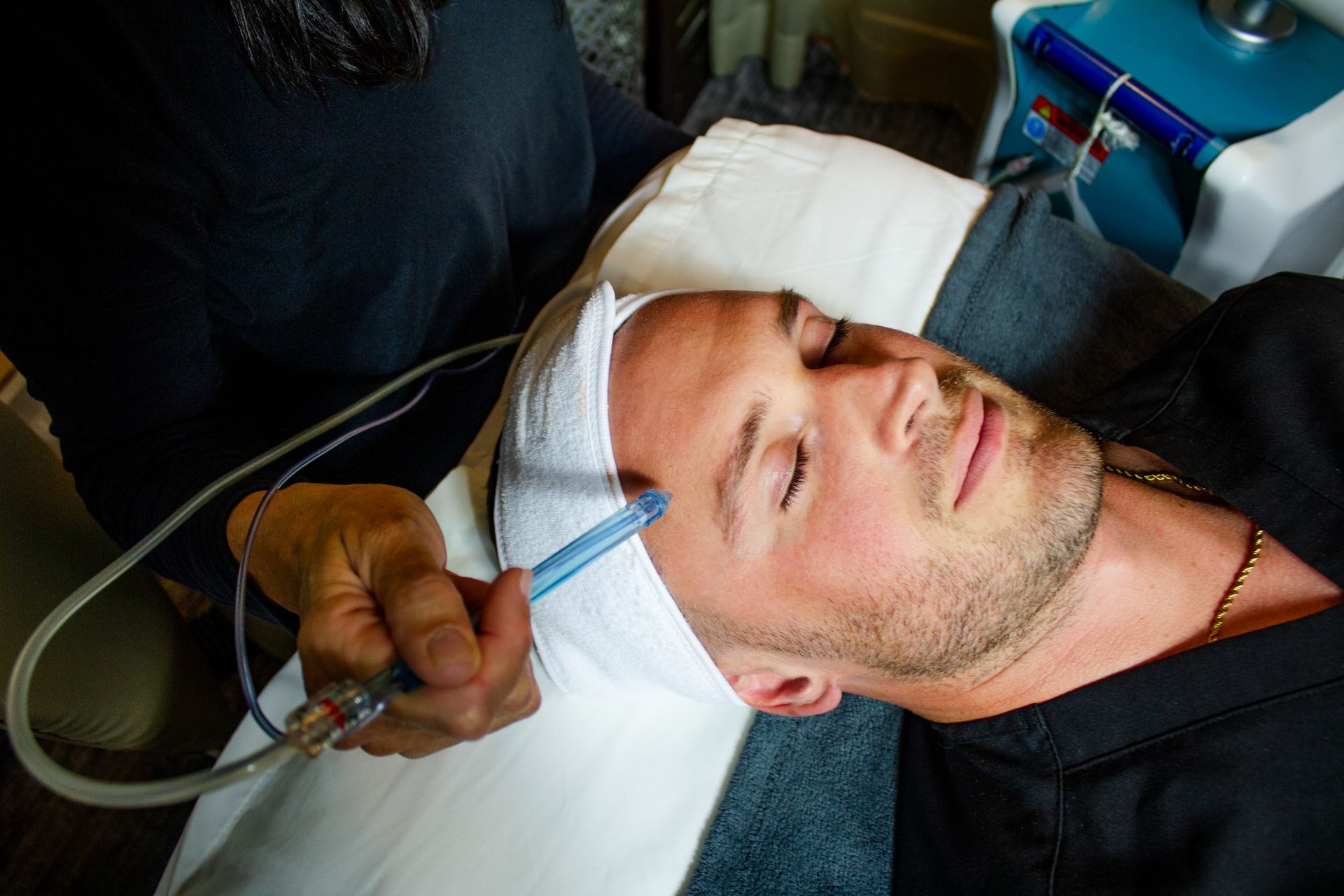 Relaxing facials offered at Chronos med spa in Metairie, LA | Male facials | JetPeel, DiamondGlow, and Hydrafacial 