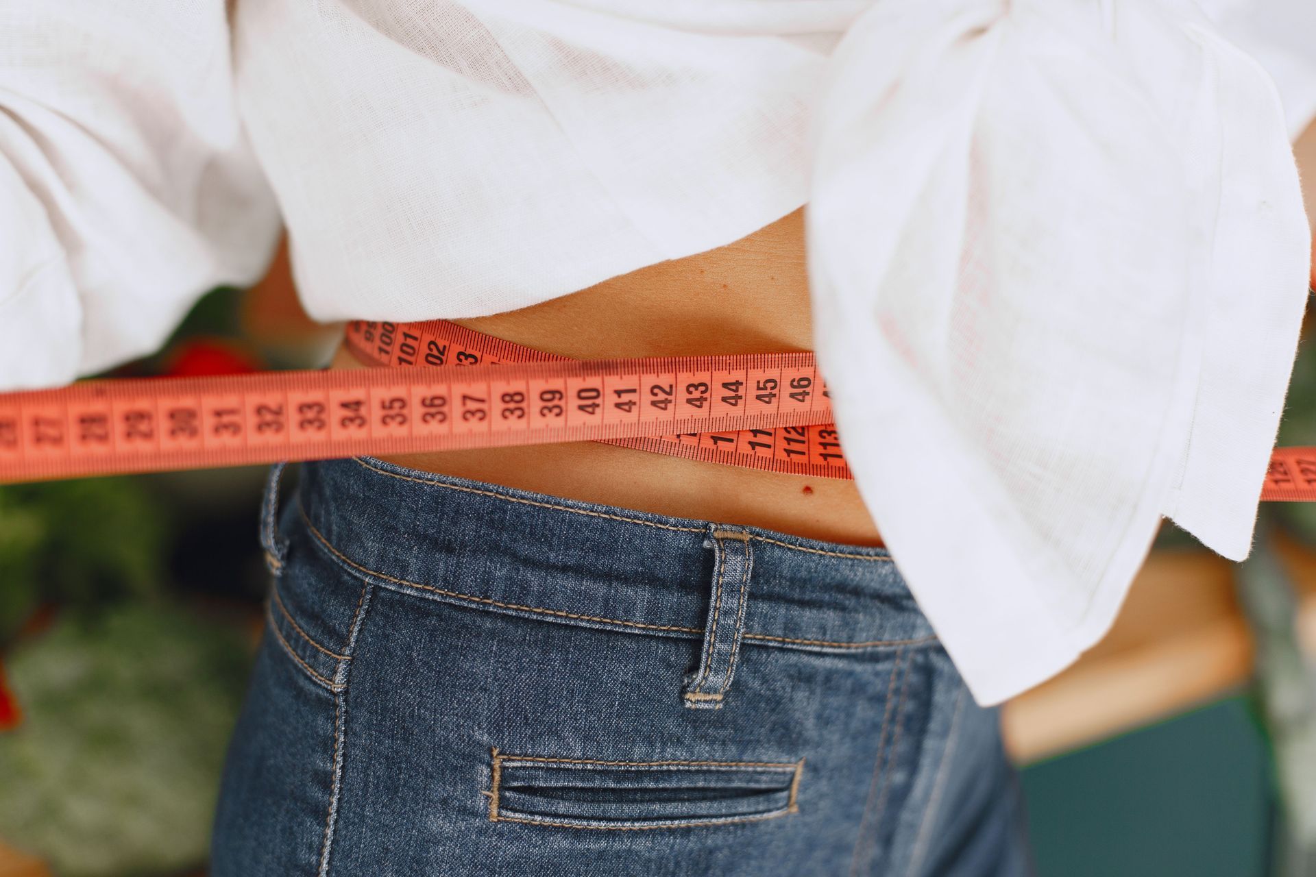 Person tracking gradual weight loss while taking a GLP-1 medication