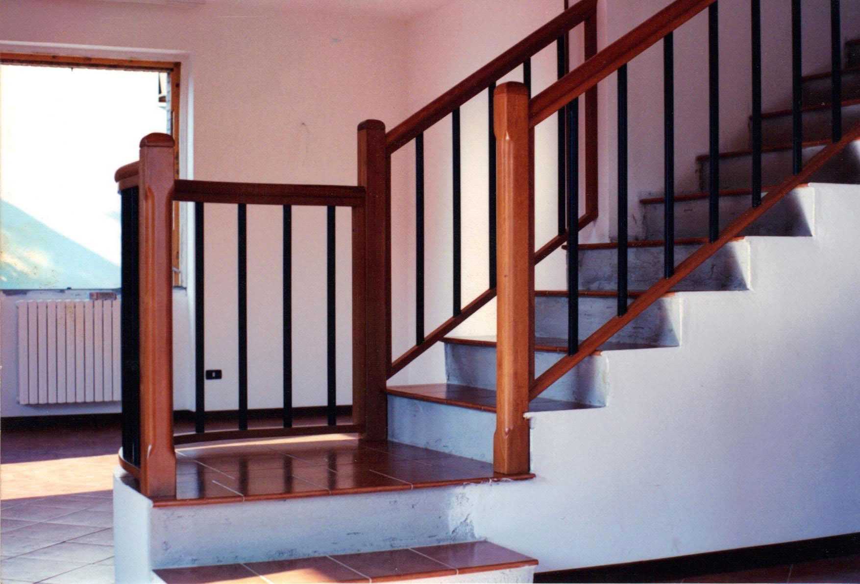 immagine scale in legno