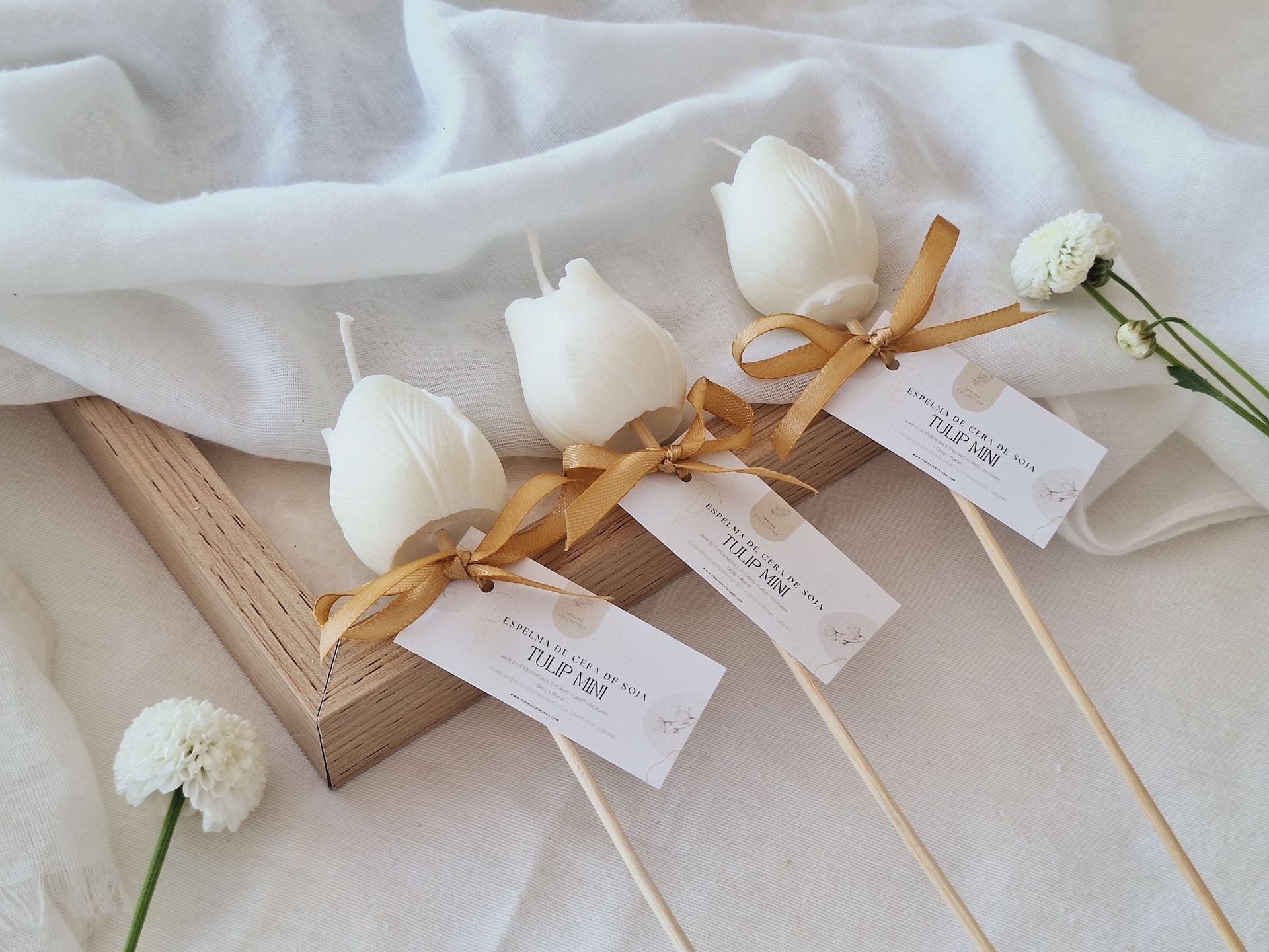 Witte tulpenkaarsjes op houten stokje