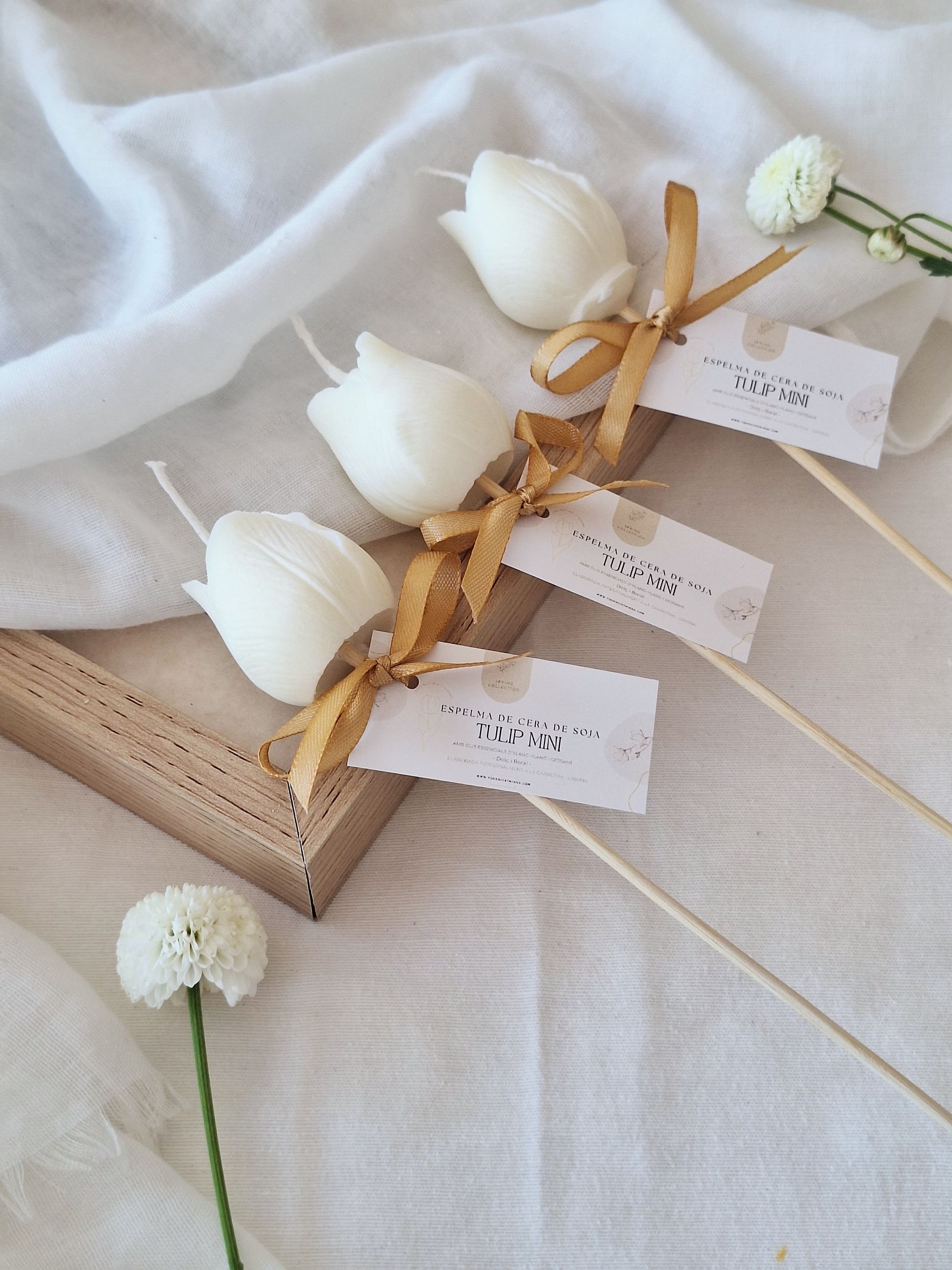 Witte tulpenkaarsjes op houten stokje