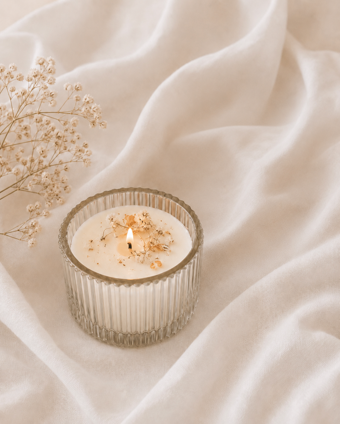 Elegante mini kaars gemaakt van natuurlijke sojawas met gedroogde bloemen. Leuk voor bruiloften en als trouwbedankjes.