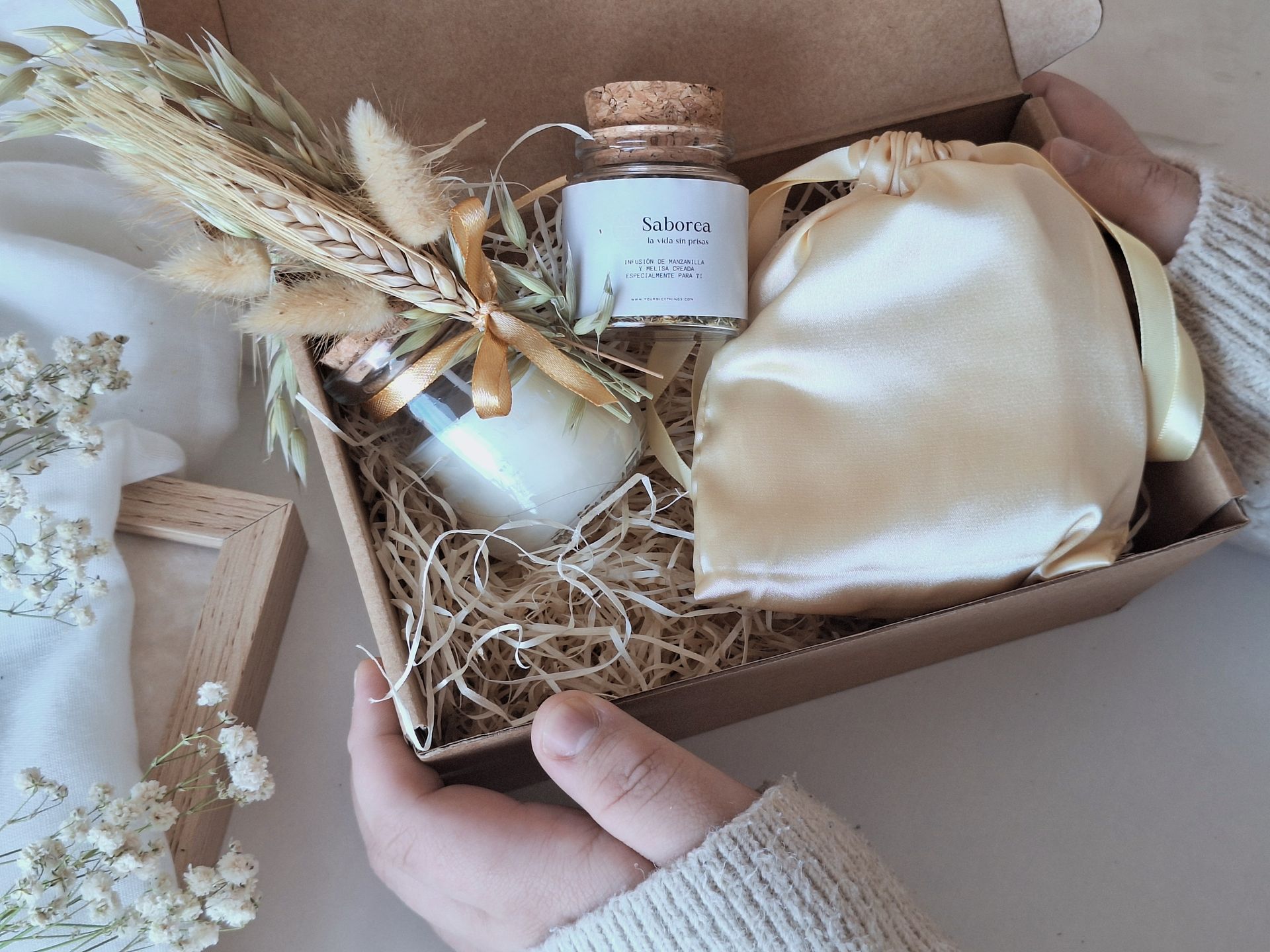 Cadeau met geurkaars en satijnen slaapmasker