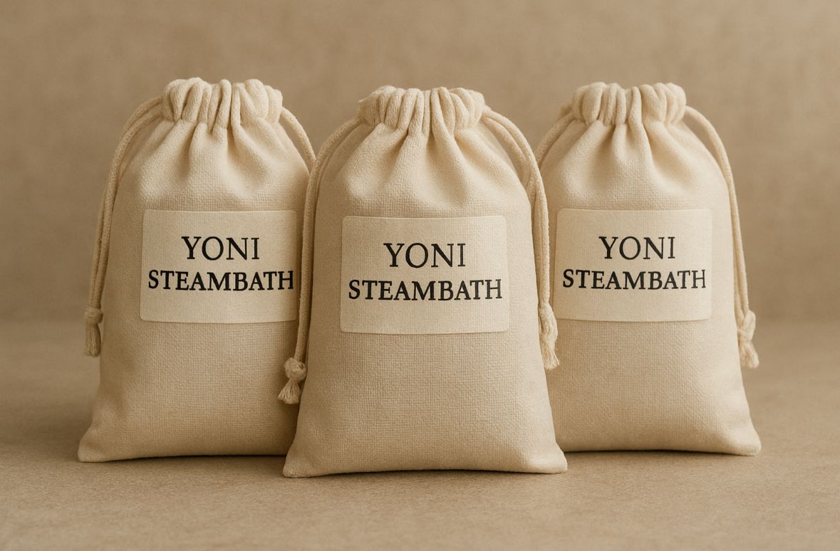 Drie beige tasjes met trekkoord, voorzien van het opschrift 