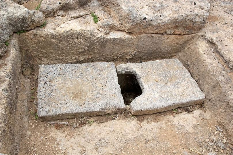 Ristorante ricavato in una grotta con pareti in pietra, tavoli, panche e luci soffuse dai toni caldi.
