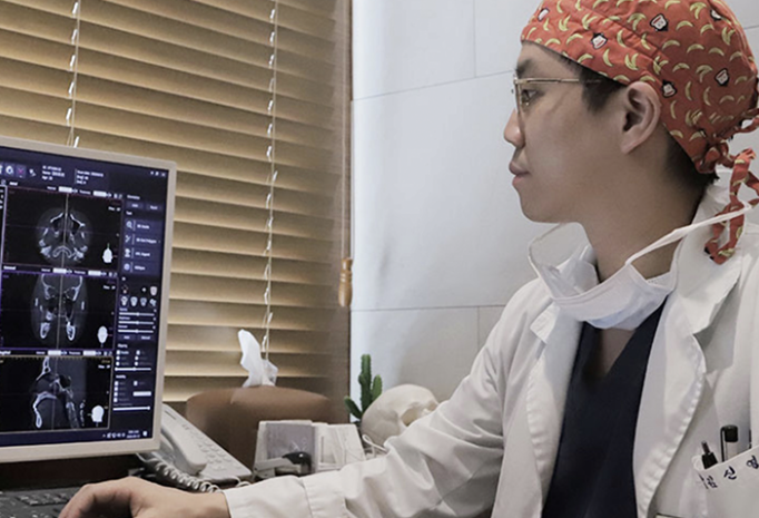 YUNO surgeon reviewing diagnostic imaging