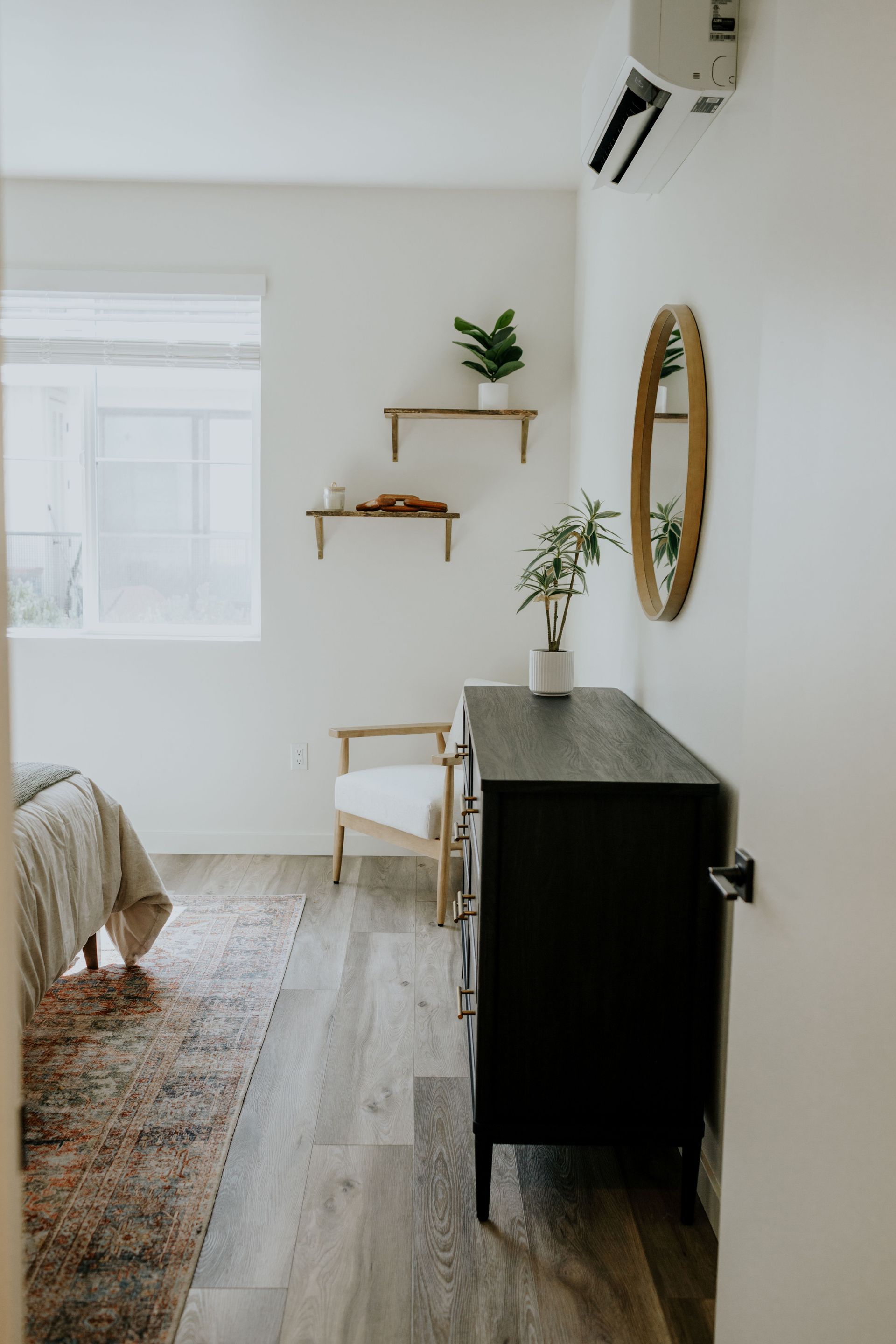 1 bedroom mini split, mirror, and window