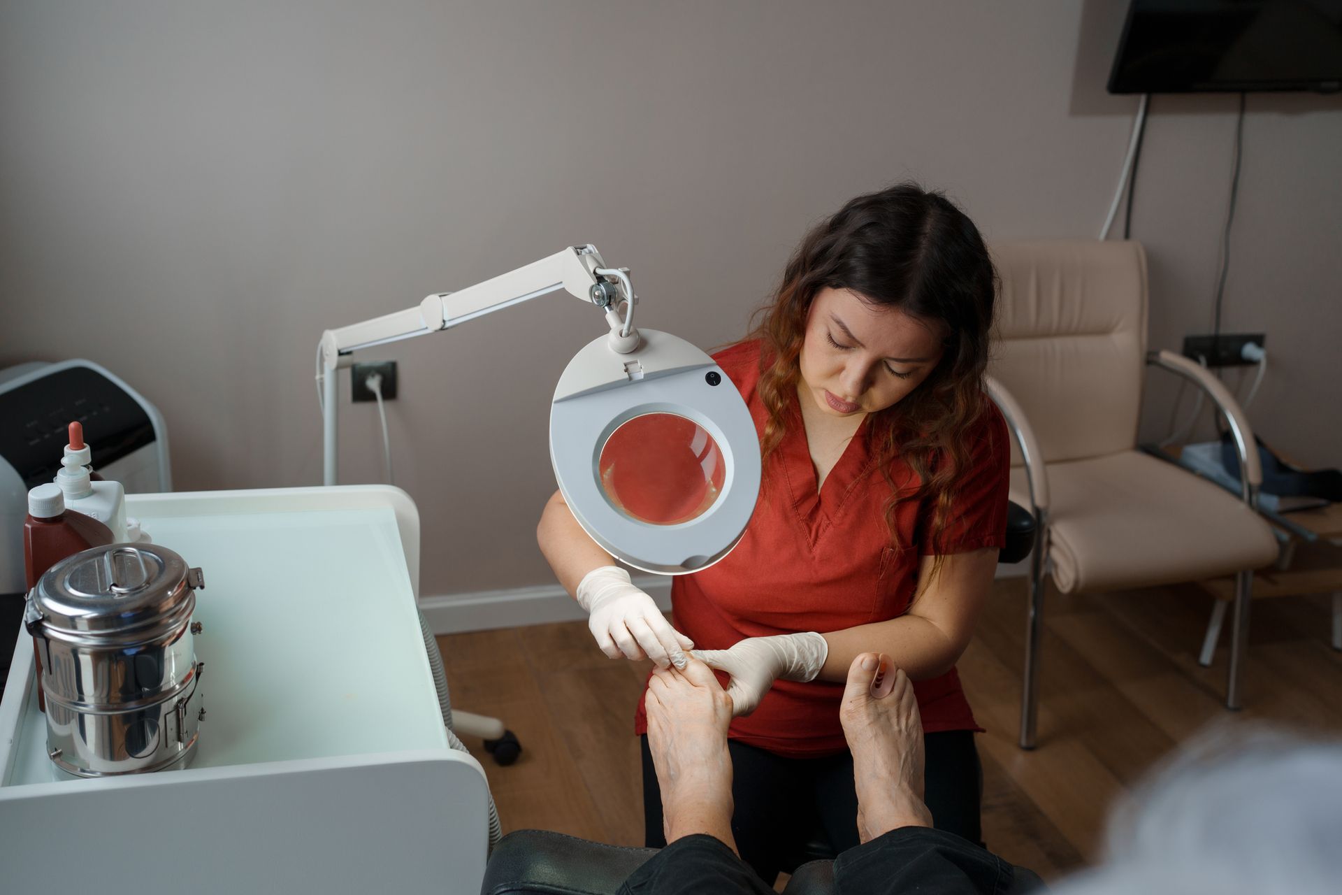 Podiatrist with patient in medical examination room | Geneva, IL 