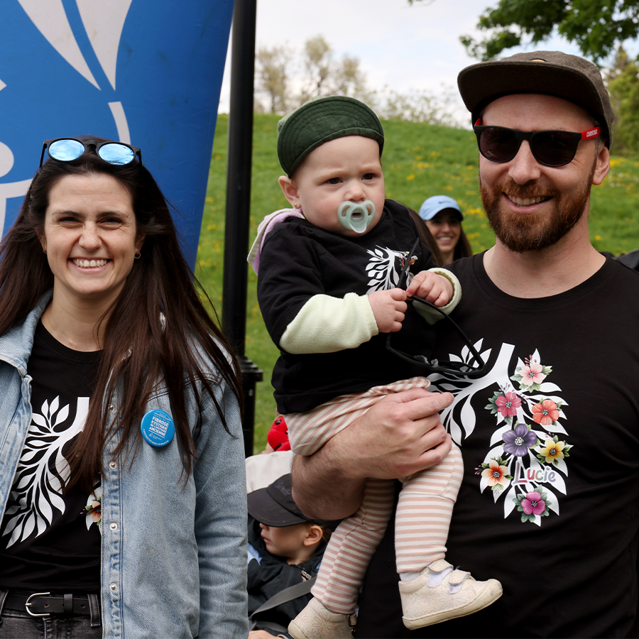 Fille avec son papa et maman à la marche