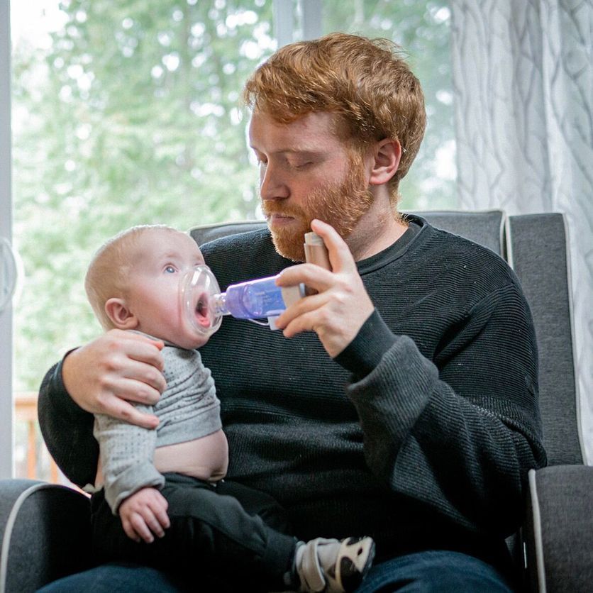 homme avec bebe faire des traitements