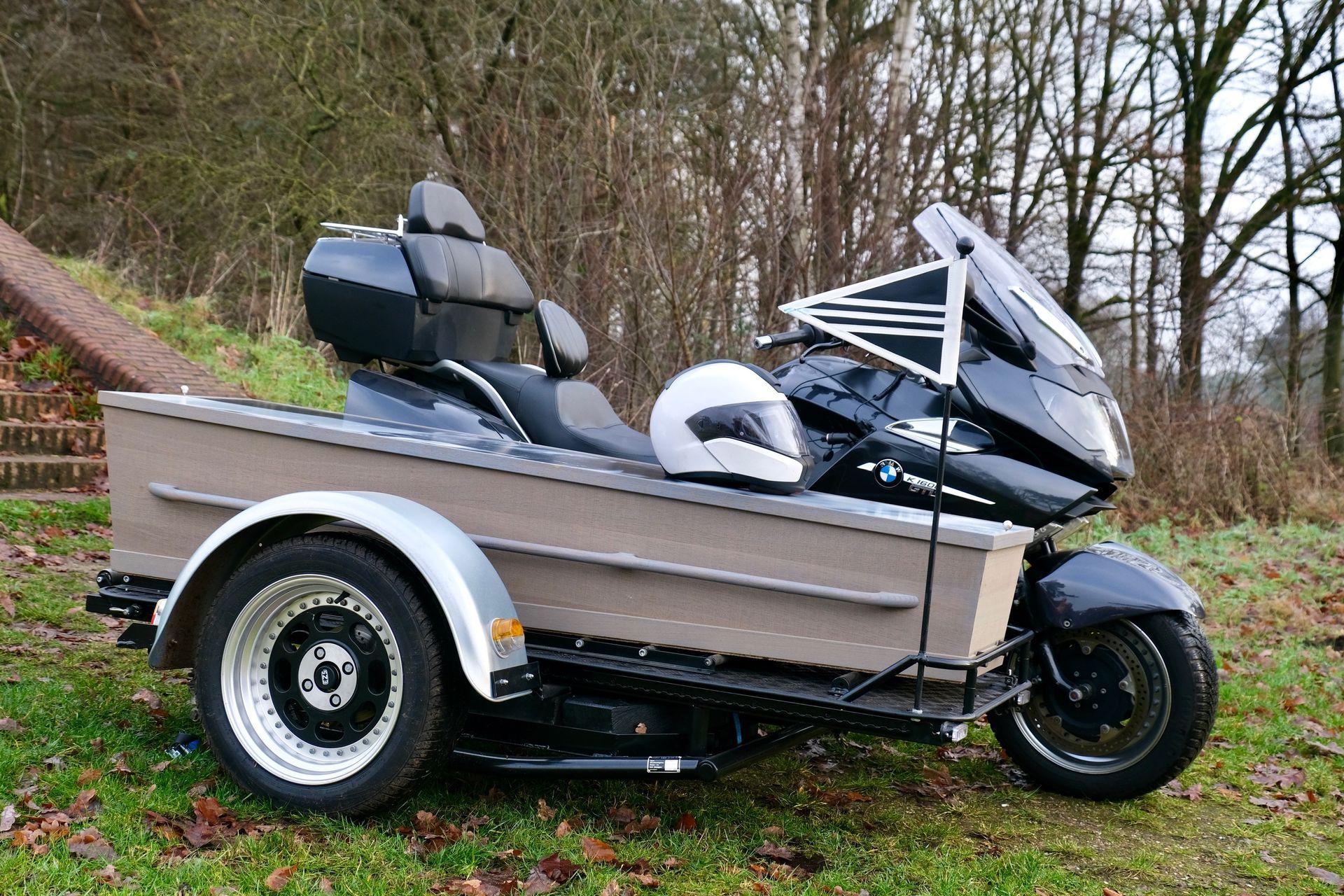 BMW rouwmotor van Krijn de Haas met speciaal zijspan