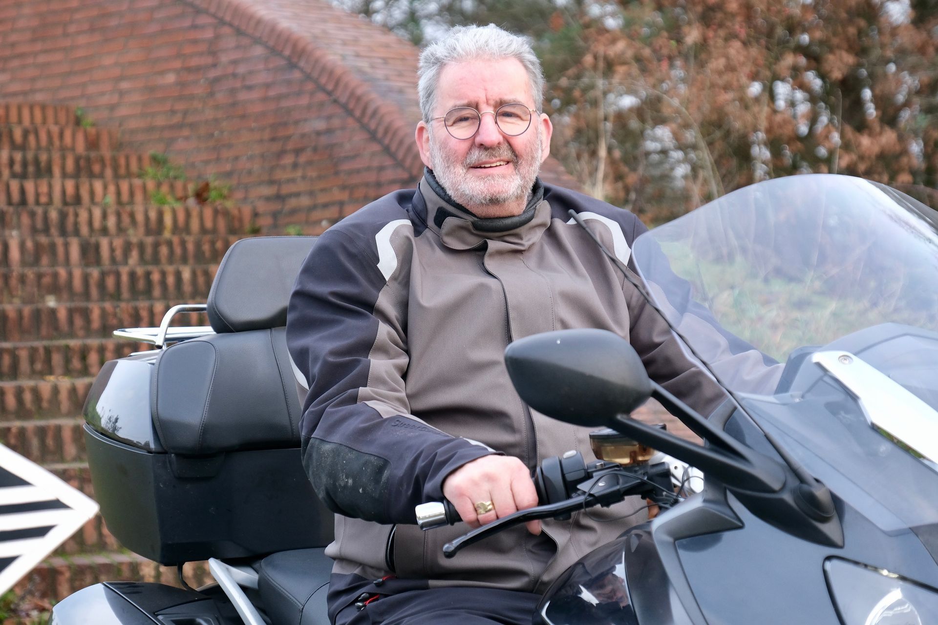 Bestuurder zittend op de BMW rouwmotor