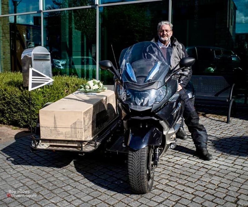 Krijn de Haas bij zijn BMW rouwmotor met een kist op het zijspan
