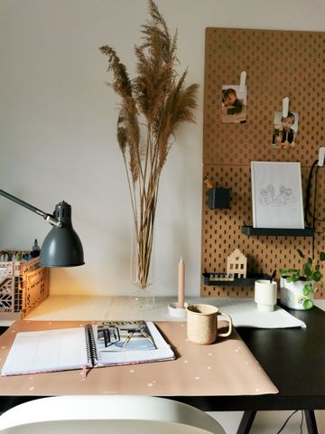 Eeveve - Bureau- / kuntselmat - Dots - Kaneel Maanenschijn - Eeveve - Bureau- / knutselmat - Dots - Kaneel - De producten van Eeveve zijn veelzijdig en beschermen je interieur op een stijlvolle manier. Het avontuur van de eerste jaren dat je kindje op ontdekkingsreis gaat is bijzonder mooi. In deze fase wil je minder zorgen en meer genieten. De producten van Eeveve dragen hieraan bij!