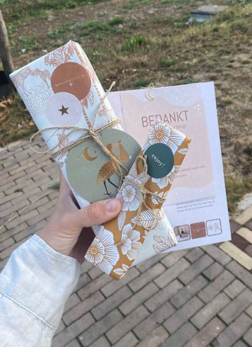 Maanenschijn - Met zorg en liefde ingepakt Maanenschijn - Altijd met zorg en liefde ingepakt - Alle bestellingen worden met zorg en liefde ingepakt. Wij kiezen ervoor om hiervoor duurzame materialen te gebruiken. Laat een bericht achter bij het afronden van jouw bestellingen wij kunnen er een persoonlijke touch aan toevoegen.