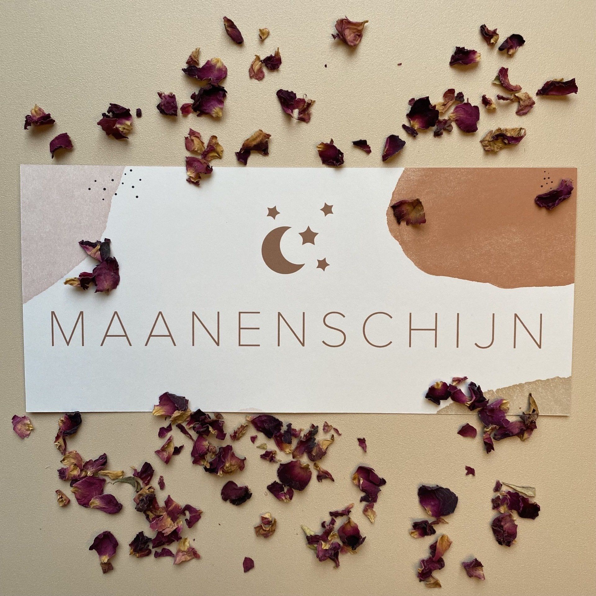 Maanenschijn cadeaubon Maanenschijn cadeaubon - Wanneer je een Maanenschijn cadeaubon besteld zal een uniek code worden aangemaakt. Wij maken er natuurlijk een mooi cadeautje van met een zakje natuurlijke confetti. Wij zullen de cadeaubon naar je verzenden per post. Is het een cadeautje voor iemand anders? Geef het aan bij de opmerkingen en wij kunnen het als een prachtig brievenbuspakketje direct naar hen verzenden.
