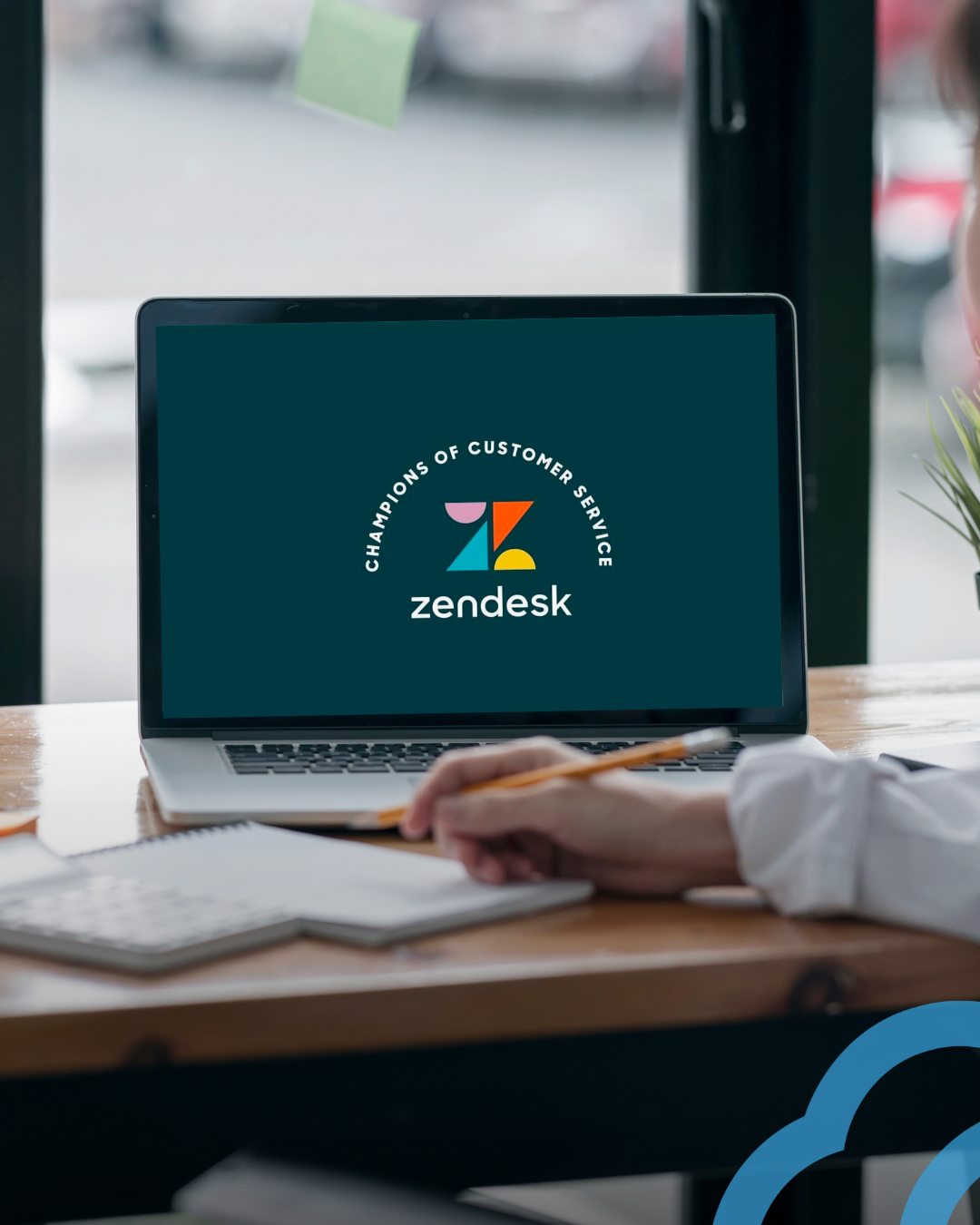 een laptop met een zendesk-logo op het scherm