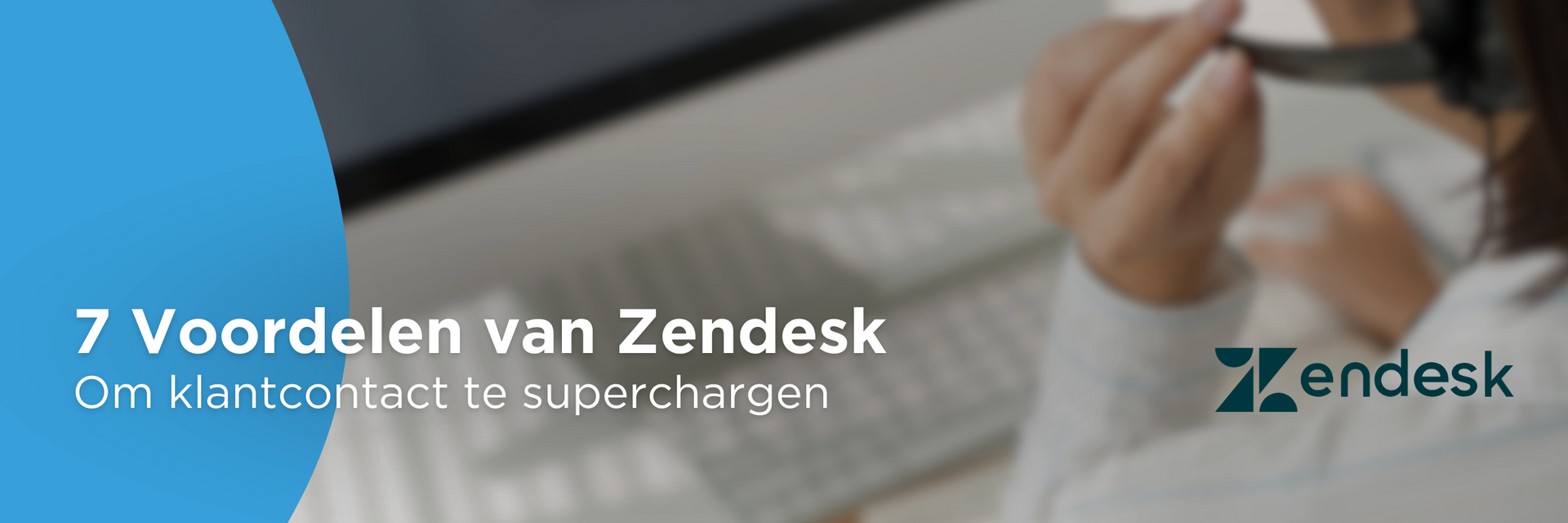Een persoon die aan een bureau zit met de woorden 7 voordelen van zendesk
