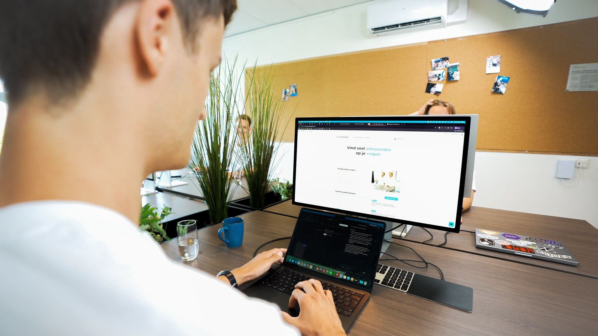 cloudmotion consultant werkt in het Zendesk helpcenter van cloudmotion om Zendesk AI-toepassingen in te richten