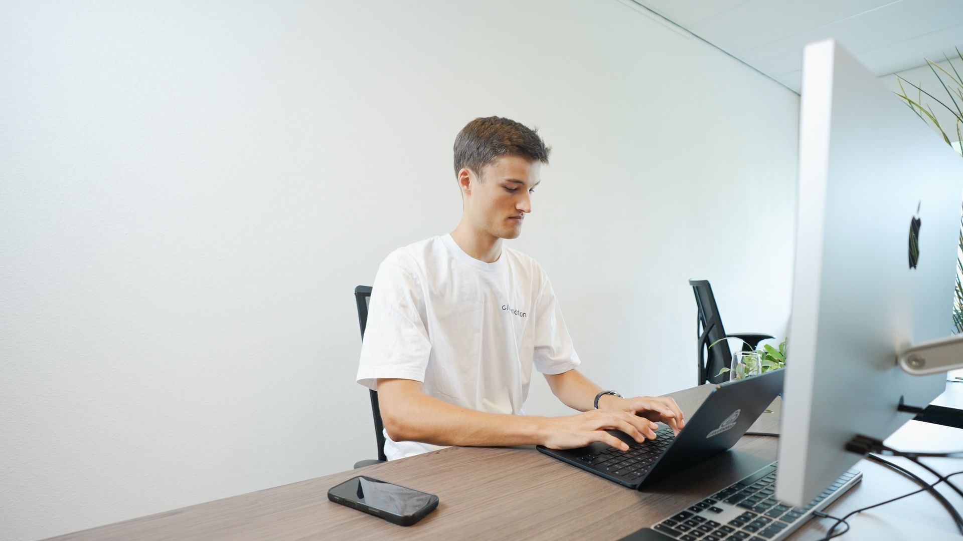 consultant van cloudmotion stelt op kantoor de grenzen van een AI-agent in