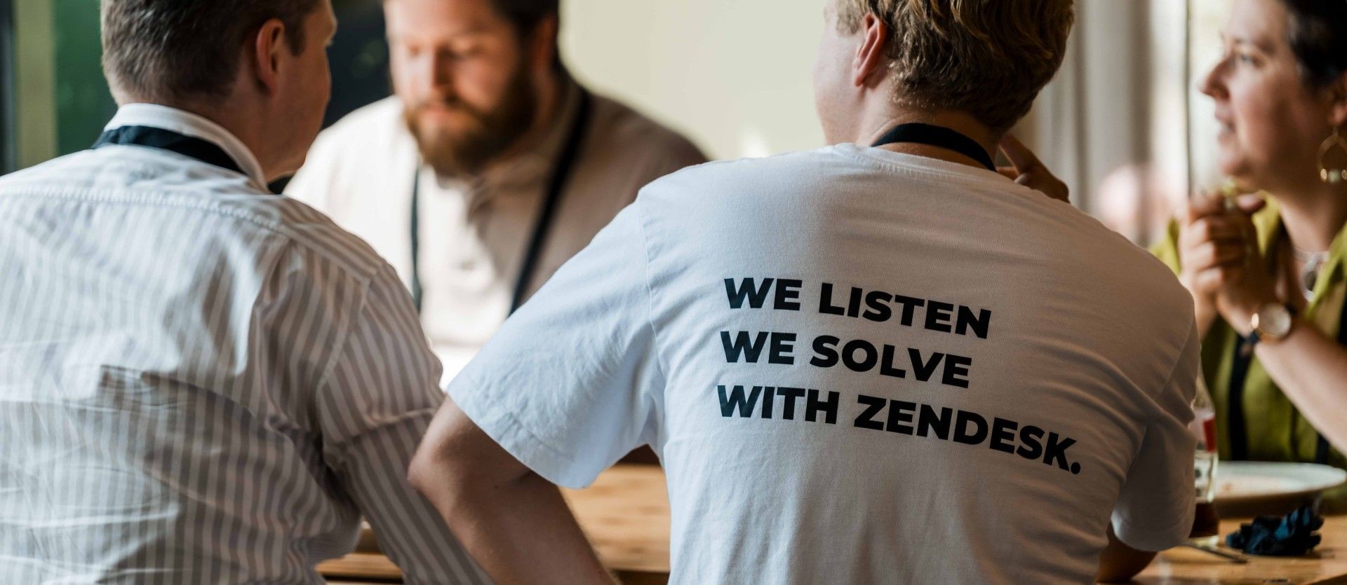 Consultants in gesprek over het beveiligen van klantgegevens in Zendesk