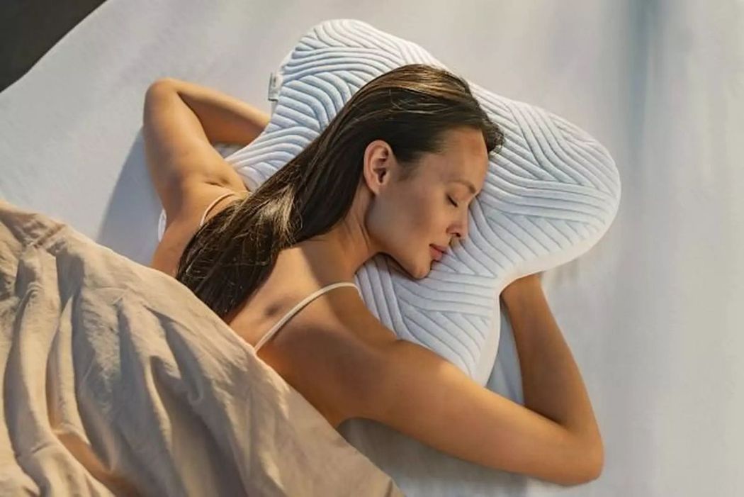 Donna che dorme su un letto