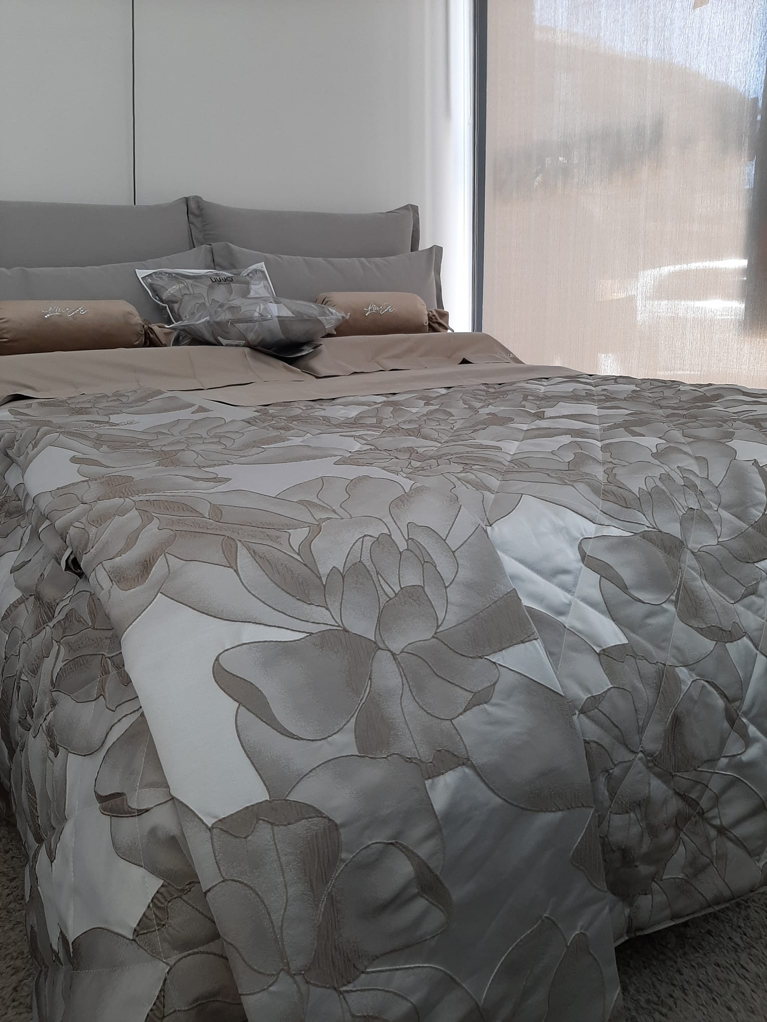 Letto matrimoniale con coperta grigia