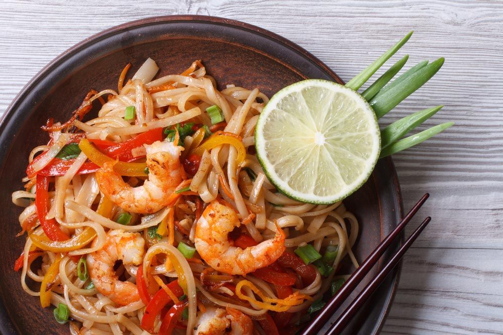 A Plate Of Noodles With Shrimp , Vegetables And A Slice Of Lime — One Thai Cuisine & Noodle Bar In Kirwan, QLD