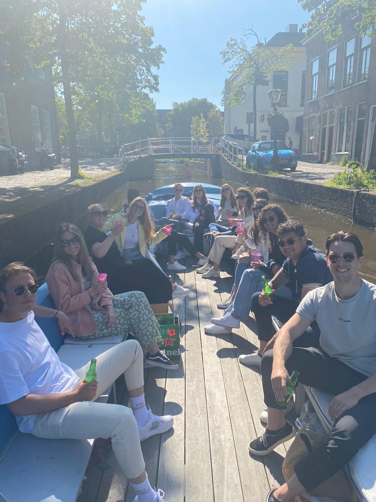 Een groep mensen zit op een boot op een rivier.