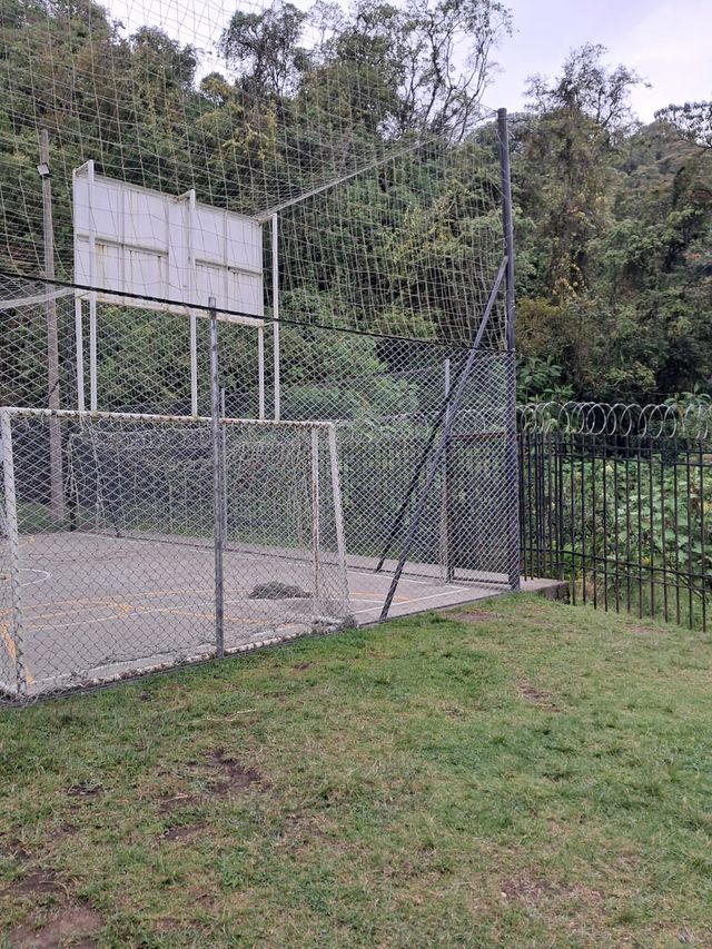 Operario instalando un cerramiento metálico en una propiedad comercial.