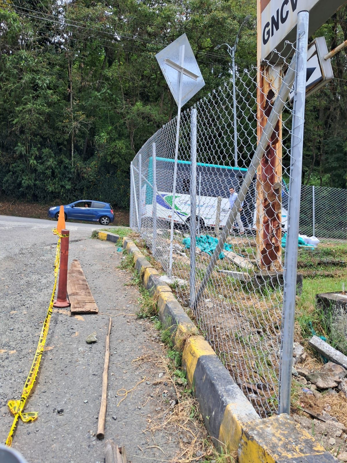 Zona de obras al borde de la carretera con valla de tela metálica