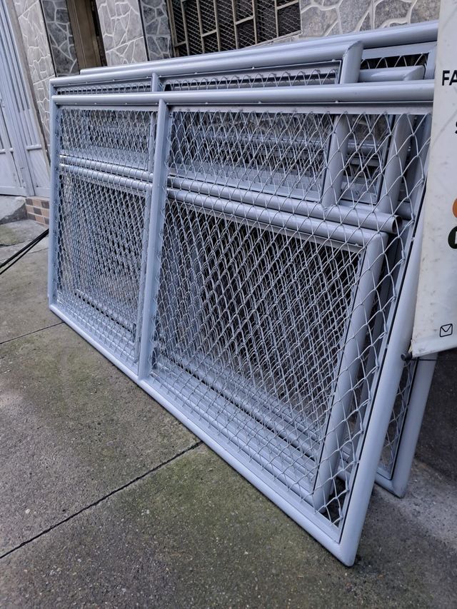 Estructura metálica terminada y sistema de cerramiento listo para entrega.